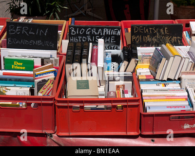 Secondhand politische Bücher zum Verkauf im böhmischen Café und Buchladen Tasso auf der Karl-Marx-Allee im ehemaligen Ost-Berlin in Deutschland Stockfoto