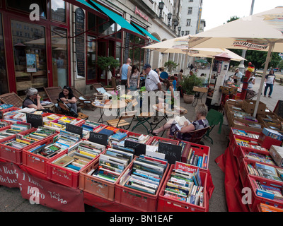 Gebrauchte Bücher zum Verkauf im böhmischen Café und Buchladen Tasso auf der Karl-Marx-Allee im ehemaligen Ost-Berlin in Deutschland Stockfoto