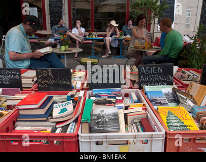 Gebrauchte Bücher zum Verkauf im böhmischen Café und Buchladen Tasso auf der Karl-Marx-Allee im ehemaligen Ost-Berlin in Deutschland Stockfoto