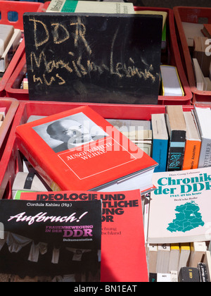 Gebrauchte Bücher über der ehemaligen kommunistischen DDR zum Verkauf im böhmischen Café und Buchladen Tasso auf der Karl-Marx-Allee im ehemaligen Osten B Stockfoto