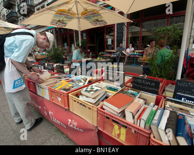 Gebrauchte Bücher zum Verkauf im böhmischen Café und Buchladen Tasso auf der Karl-Marx-Allee im ehemaligen Ost-Berlin in Deutschland Stockfoto