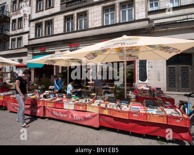 Gebrauchte Bücher zum Verkauf im böhmischen Café und Buchladen Tasso auf der Karl-Marx-Allee im ehemaligen Ost-Berlin in Deutschland Stockfoto