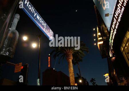 Hollywood Blvd Straßenschild mit Palme und Egyptian Theatre im Hintergrund Stockfoto