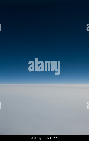 Ungewöhnlichen Blick durch das Fenster eines kommerziellen Jets zeigt Cloud, Horizont und dunkelblauen Himmel in großer Höhe, Europe 2010 Stockfoto