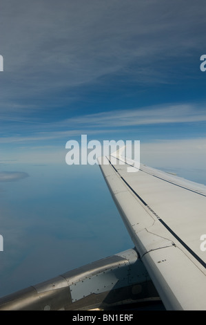 Der Blick aus dem Fenster eines Passagierflugzeuges zeigt den Motor und Flügel mit blauem Himmel, Europe 2010 Stockfoto