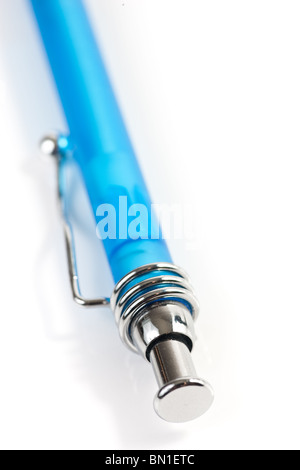 Eine Nahaufnahme von einem blauen Stift, Fokus auf der einen Seite, isoliert auf weiss. Stockfoto