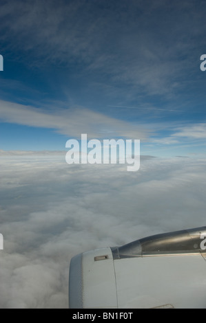 Der Blick durch das Fenster von einem Verkehrsflugzeug mit blauen Himmel und die Jet-Engine des Flugzeugs, Europa 2010 Stockfoto