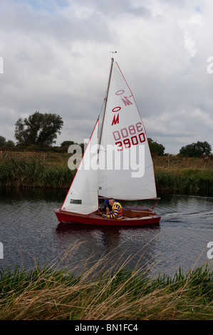 Ein kleines Boot, Segeln auf dem Fluss Cam in der Nähe von Waterbeach. Stockfoto