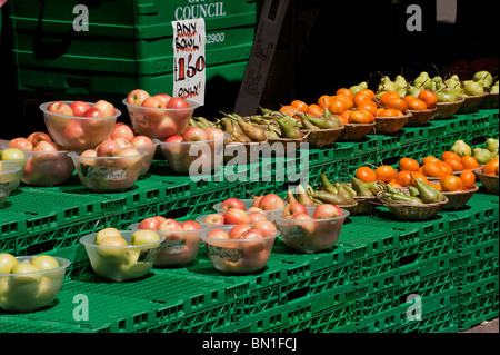 Körbe und Schalen der Früchte für den Verkauf bei 1,50 pro Schale am Mittwochmarkt am Gloucester Green, Oxford. Stockfoto