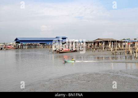 Die Lebensweise der Bewohner auf Pulau Ketam oder Carey Insel vor Kuala Selangor, Malaysia. Ein Boot, so dass die Siedlung Stockfoto