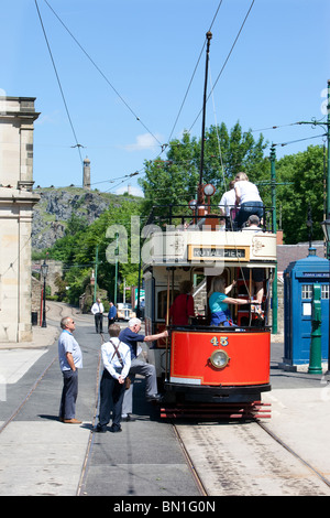 Touristen an Bord eine Straßenbahn vor dem Altbau Derby Assembly Rooms in Crich Tramway Museum im Peak District Stockfoto