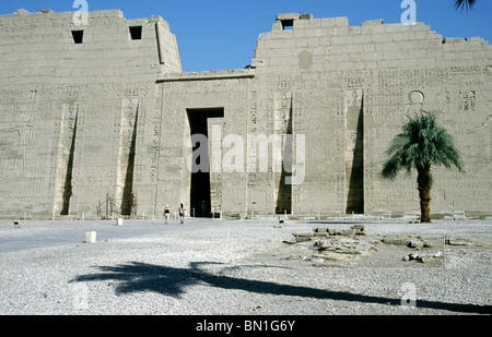 Ersten Pylon von Medinet Habu, die Leichenhalle Tempel von Ramses III, in der thebanischen Nekropole von Luxor. Stockfoto