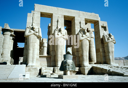 Osirid Statuen am Ramesseum, der Totentempel Tempel von Ramses II, in der thebanischen Nekropole auf der Westbank von Luxor. Stockfoto