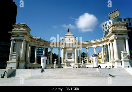 Das Denkmal des unbekannten Soldaten (ehemalige Denkmal für Khedive Ismail) mit seiner Marine Ehrengarde im ägyptischen Alexandria. Stockfoto