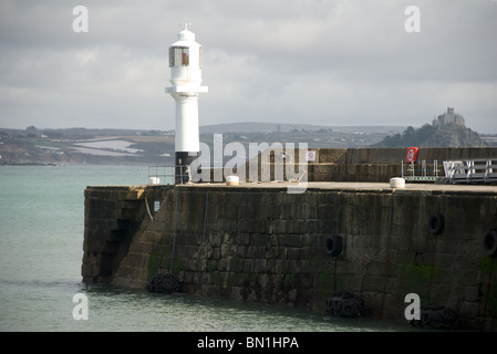 Leuchtfeuer zum 1853 erweiterte Pier mit St. Michaels Mount im Hintergrund, Penzance, Cornwall, UK Stockfoto