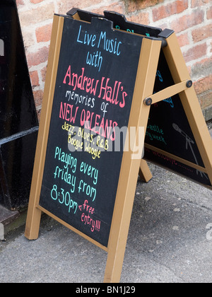 Ein Zeichen Werbung live-Musik vor einem Pub in Newark on Trent, Nottinghamshire, England UK Stockfoto