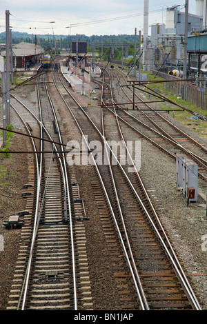 Konvergierenden Bahngleise am Bahnhof Warrington Bank Quay. Stockfoto