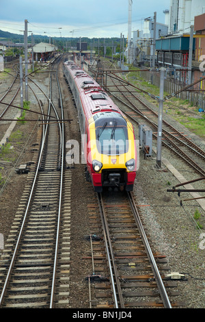 Eine Jungfrau Voyager Diesel-Zug am Bahnhof Warrington Bank Quay abgebildet. Stockfoto