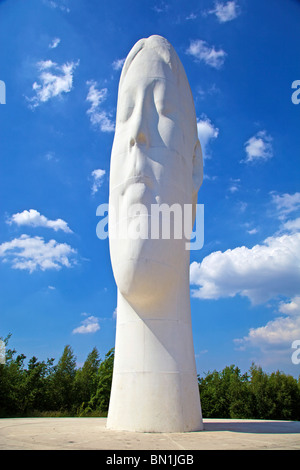 Der Traum eines jungen Mädchens Kopf auf dem ehemaligen Gelände der Zeche Sutton Manor in St. Helens Merseyside Freiheitsstatue. Stockfoto