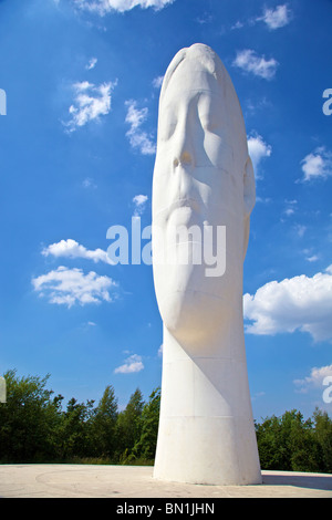 Der Traum eines jungen Mädchens Kopf auf dem ehemaligen Gelände der Zeche Sutton Manor in St. Helens Merseyside Freiheitsstatue. Stockfoto