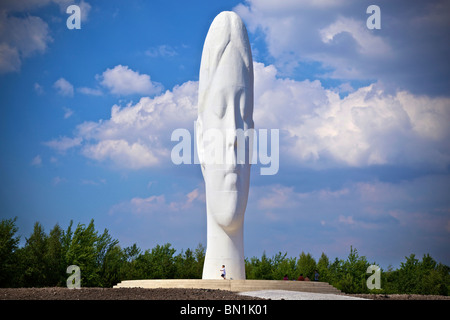 Der Traum eines jungen Mädchens Kopf auf dem ehemaligen Gelände der Zeche Sutton Manor in St. Helens Merseyside Freiheitsstatue. Stockfoto