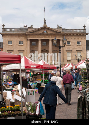 Der Marktplatz und der Buttermarket in Newark on Trent, Nottinghamshire, England UK Stockfoto