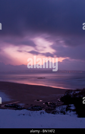 Dramatische Wolken über eine verschneite Seenlandschaft bewegt Stockfoto