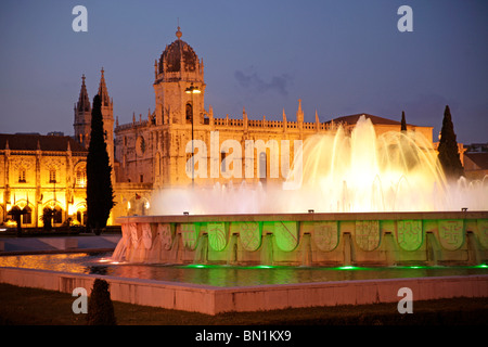 beleuchteter Springbrunnen und Jeronimos Kloster Mosteiro Dos Jerominos in Belem, Lissabon, Portugal, Europa Stockfoto