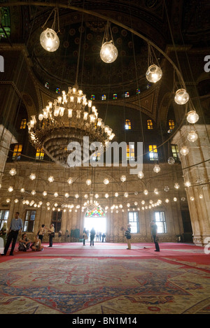Eine stimmungsvolle Blick ins Innere der Moschee von Muhammad Ali Pasha, The Citadel, Kairo, Ägypten Stockfoto