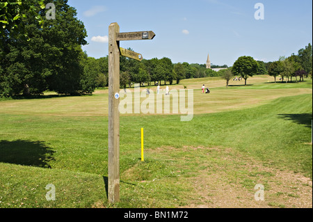 Öffentlichen Fußweg anmelden Redhill und Reigate Golfplatz mit Golfern auf Fairway Surrey England Vereinigtes Königreich Stockfoto