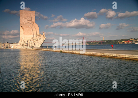 Denkmal der Entdeckungen Padrão Dos Descobrimentos und die Brücke Ponte 25 de Abril in Belem, Lissabon, Portugal, Europa Stockfoto