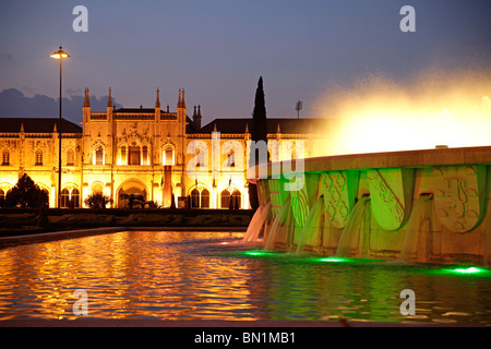 beleuchteter Springbrunnen und Jeronimos Kloster Mosteiro Dos Jerominos in Belem, Lissabon, Portugal, Europa Stockfoto