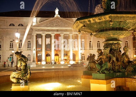 Brunnen vor dem Nationaltheater Dona Maria II auf dem Platz Praça de Dom Pedro IV oder Rossio in Lissabon, Portugal Stockfoto