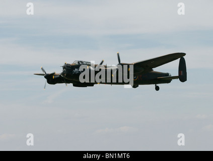 Original Lancaster-Bomber - eins von nur zwei noch fliegen - fliegen über Kent in England Stockfoto