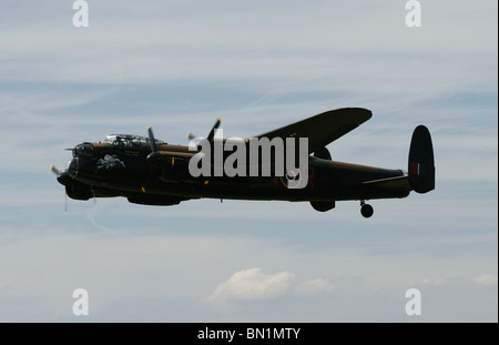 Original Lancaster-Bomber - eins von nur zwei noch fliegen - fliegen über Kent in England Stockfoto