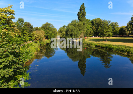 Die Great Ouse River fließt durch Mühle Wiesen, Bedford mit dem Himmel und Bäume spiegeln sich in dem Wasser, Bedfordshire, UK Stockfoto