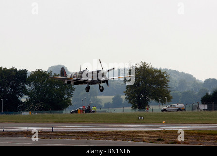 Eine zweiten Weltkrieg Spitfire hereinkommt, Biggin Hill Airport Kent in England landen Stockfoto