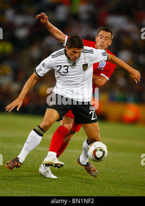 MARIO GOMEZ & JOHN TERRY Deutschland gegen ENGLAND FREE STATE Stadion BLOEMFONTEIN Südafrika 27. Juni 2010 Stockfoto