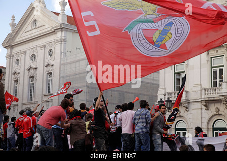 Fußball-Fans feiern die portugiesischen Fußball-Weltmeister 2010 Benfica auf dem Platz Praca Municipio mit dem Rathaus-Lissabon Stockfoto