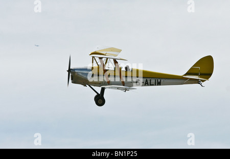 1938 de Havilland DH82A Tiger Moth Flugzeug über Kent England Stockfoto