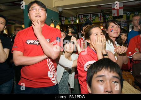 Besorgt südkoreanische Fußballfans beobachten ihre Team-spielen gegen Uruguay in einem Londoner Pub während der WM 2010 Stockfoto