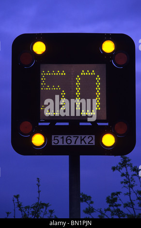 blinkende Warnsignal für 50 km/h friedensstiftenden Geschwindigkeitsbegrenzung auf der Autobahn M1 wegen Straßenbauarbeiten in der Nähe von Leeds Yorkshire UK Stockfoto