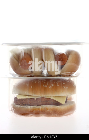 Hot Dogs und Cheeseburger, bereit zu essen, von einem Supermarkt in Plastik verpackt. Stockfoto