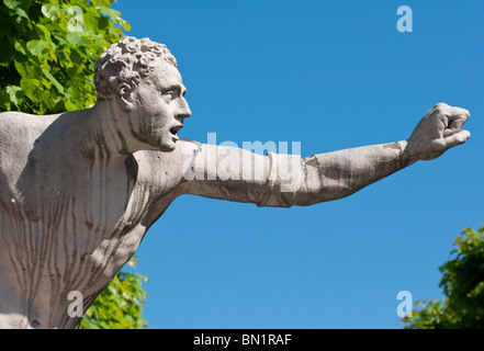 Statue bewacht den Eingang des Palastes Mirabellgarten in Salzburg, Österreich. Stockfoto