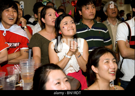 Ein aufgeregt weibliche südkoreanische Fußballfans beobachten ihre Mannschaft spielen Uruguay in einem Londoner Pub während der WM 2010 Stockfoto