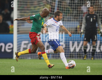 SAMUEL ETOO & RAFAEL VAN DER V Kamerun V Niederlande GREEN POINT Stadion Kapstadt Südafrika 24. Juni 2010 Stockfoto