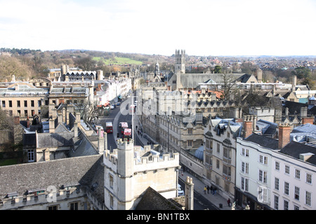 Eine Luftaufnahme von der High Street in Oxford St. Marys University Church entnommen. Stockfoto