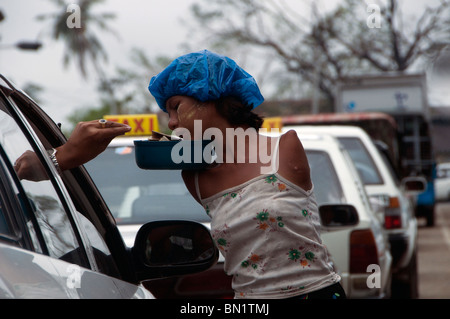 Ein junges Mädchen mit Behinderung sammelt Geld auf einer Autobahn in der Stadt Yangon, Republik der Union von Myanmar Stockfoto