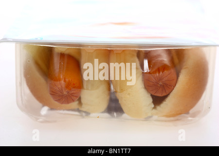 Hot Dogs essfertig, von einem Supermarkt, in Plastik verpackt. Stockfoto