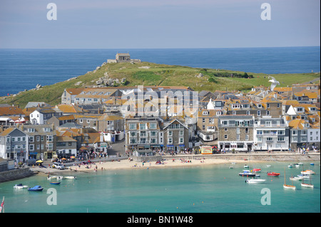 Erhöhten Blick auf St Ives Hafen und Strand in Cornwall mit St.-Nikolaus-Kapelle auf dem Hügel hinter. Stockfoto